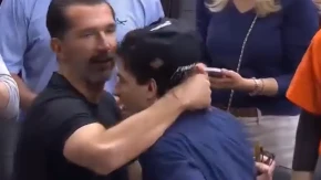 SCENA KOJA OBILAZI PLANETU Zagrljaj oca i sina, Peđa Stojaković ne krije ponos