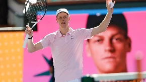 NIJE ZNAO ŠTA GA JE SNAŠLO Janik Siner "napadnut"! (VIDEO)