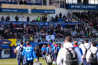 POTPUNI HAOS U NOVOM PAZARU Utakmica sa Zvezdom prekinuta posle 50 sekundi, odmah bila tuča, policija kod "delija"