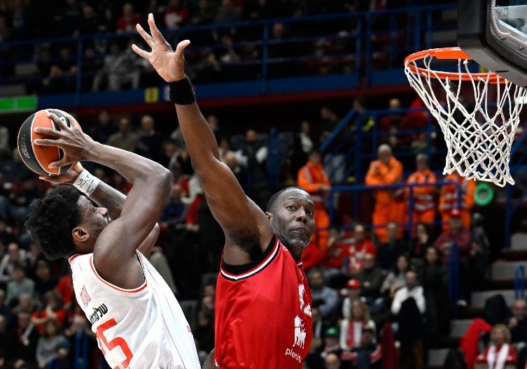 VELIKI UDARAC ZA GUDURIĆEVE "MANEKENE" Dvojica košarkaša Armanija završila sezonu?