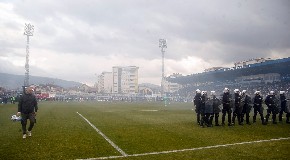 POJAVIO SE NAJJEZIVIJI SNIMAK IZ NOVOG PAZARA Navijači se brutalno tukli i jurili po tribinama (VIDEO)