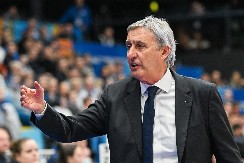 KAKAV DOČEK Kari je živa legenda: "Delije" gromoglasnim aplauzom ispratile izlazak Pešića na parket Arene