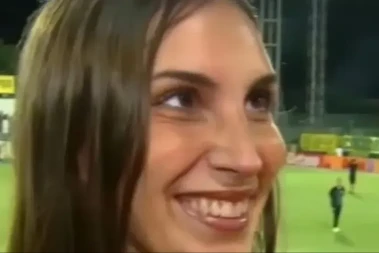 PREZGODNA ARGENTINKA ODUŠEVILA "DELIJE" Pokazala grb Crvene zvezde, pa otkrila zašto navija za njih