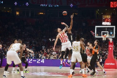 TOTALNI HAOS U PRVOM POLUVREMENU Izundu i Mejs u glavnim ulogama, evo šta je razbesnelo navijače u Areni