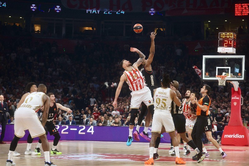 TOTALNI HAOS U PRVOM POLUVREMENU Izundu i Mejs u glavnim ulogama, evo šta je razbesnelo navijače u Areni