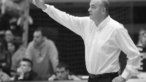 OMAŽ LEGENDI Košarkaši Partizana u majicama sa likom Vujoševića 