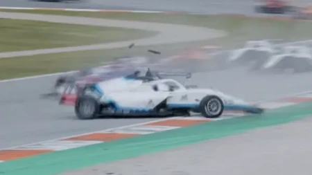 SRBIN UČESTVOVAO U TEŠKOM INCIDENTU Stravičan sudar Andreja Petrovića u Formuli 4