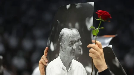 DUŠKO VUJOŠEVIĆ DOBIO MURAL PREKO CELE ZGRADE Navijači Partizana se na prelep način oprostili od legendarnog trenera