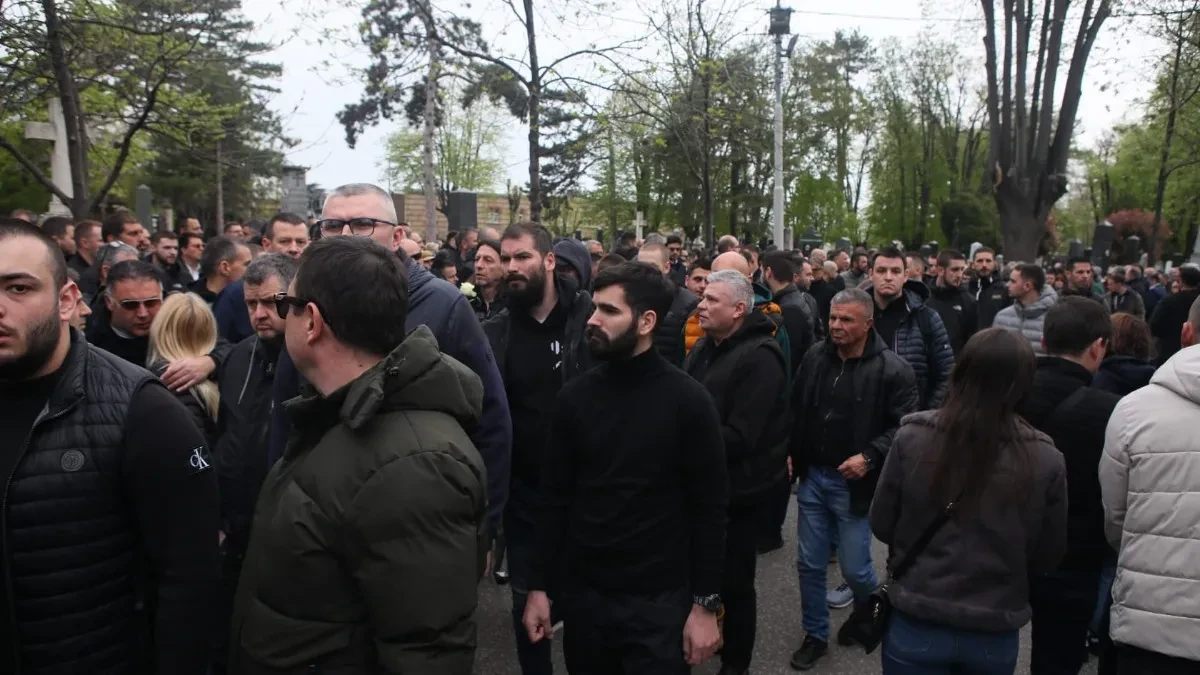 STIGAO JE I ON Bivši NBA košarkaš na sahrani Duška Vujoševića (VIDEO)