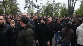 STIGAO JE I ON Bivši NBA košarkaš na sahrani Duška Vujoševića (VIDEO)