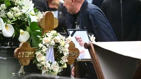 ISPRAĆAJ LEGENDE Veliki broj ljudi na sahrani Duška Vujoševića, uz čuvene košarkaše stigli i navijači