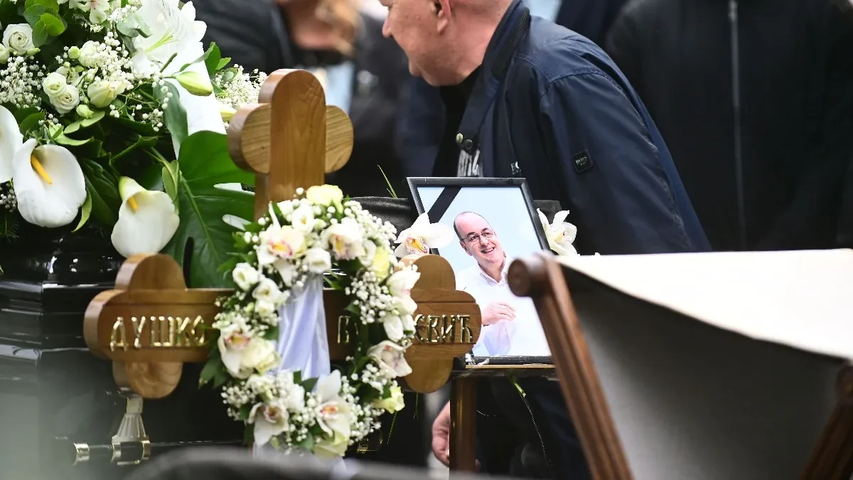 SUZE I PESMA NA ISPRAĆAJU LEGENDE Sahranjen košarkaški trener Duško Vujošević (VIDEO)