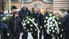 CRVENO-BELI SE OPRAŠTAJU OD DULETA Na sahrani Vujoševića Moka Slanić, Darko Miličić, bivši trener FK Crvena zvezda... (VIDEO)