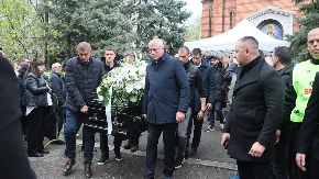 TEŠKI DANI ZA CRNO-BELU PORODICU Ovi prizori kidaju dušu: Legende Partizana nosile kovčeg čuvenog Duška Vujoševića