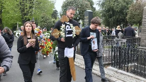 TUGA I BOL NA OPROŠTAJU OD DULETA Lovernj nije mogao suze da zadrži, nosio krst na sahrani