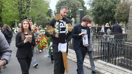 TUGA I BOL NA OPROŠTAJU OD DULETA Lovernj nije mogao suze da zadrži, nosio krst na sahrani