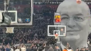 EMOCIJE U ARENI Moćna koreografija "grobara" posvećena Dušku Vujoševiću