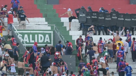 HOROR SCENE NA STADIONU Brutalna tuča navijača i policije na čuvenom derbiju, odjekivali i pucnji