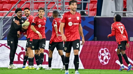 MITROVIĆ STRELAC Srbin pogodio glavom i podigao trofej 