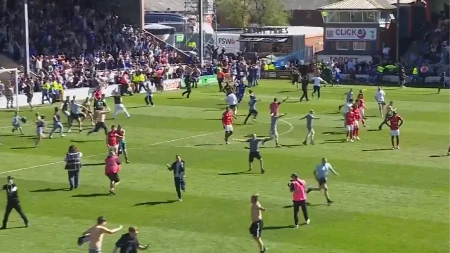 LUĐE OD OVOGA NE MOŽE Dali gol u 95. minutu, navijači uleteli na teren, a onda je usledio nestvaran šok (VIDEO)