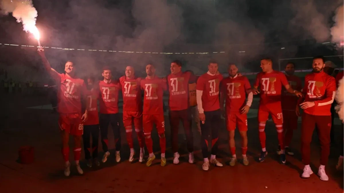 ARNAUTOVIĆ POVEO NAVIJANJE Bakljada fudbalera Crvene zvezde na proslavi nove titule