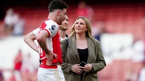 GROMADA Hejteri nisu uspeli da ugroze ljubav sjajnog veziste Arsenala Deklana Rajsa i njegove supruge Loren Frajer