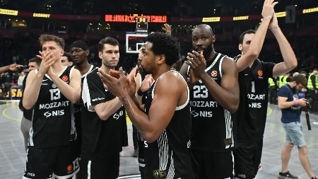 LEP GEST PARTIZANA Crno-beli časte navijače na startu KLS-a