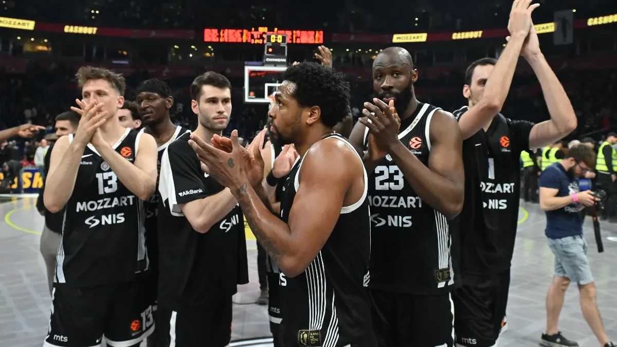 LEP GEST PARTIZANA Crno-beli časte navijače na startu KLS-a