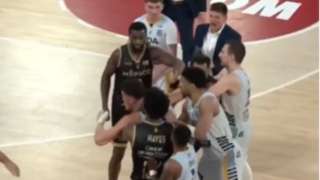 SKANDAL U FRANCUSKOJ Žestoka tuča na utakmici Monaka, košarkaš završio krvav (VIDEO)