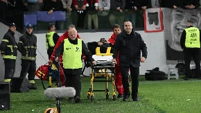 Povređeni navijači Zvezde: Hitna pomoć uletela na teren