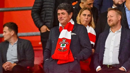Potres u Engleskoj: Dragan Šolak hoće da otpusti trenera, klub izgubio 200 miliona evra zbog špijunaže