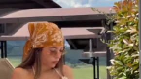 Jedva sakrila grudi: Skinula se supruga fudbalera Zvezde (VIDEO)