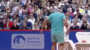 Skandal nad skandalima: Šutnuo reket u publiku, svi ostali u šoku šta se posle desilo (VIDEO)