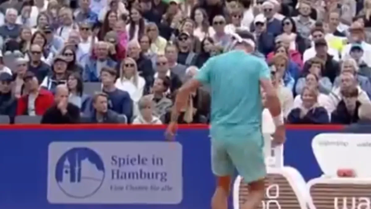 Skandal nad skandalima: Šutnuo reket u publiku, svi ostali u šoku šta se posle desilo (VIDEO)