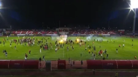 Bizarne scene u Kragujevcu: Radnički izborio opstanak, navijači uleteli na teren i pojurili igrače