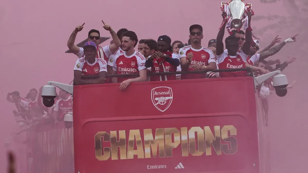 Juče tuga, danas radost: Stotine hiljada navijača Arsenala prisustvovalo paradi povodom proslave titule prvaka Engleske