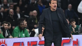 Nezapamćen haos u Evroligi: Ataman nasrnuo na Martineza, neviđene scene u evropskoj košarci