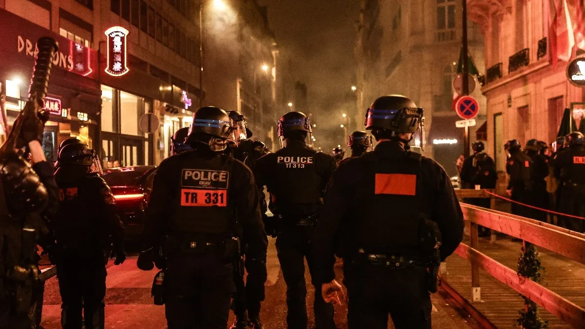 Haos u Parizu: Navijači se sukobili sa policijom, izbila tuča