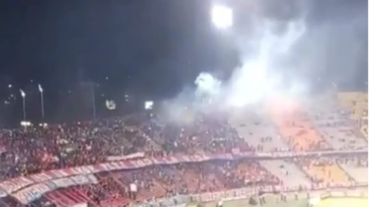 Prekinuta utakmica: Huligani zapalili svoj stadion, kakav haos (VIDEO)