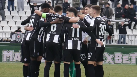 Omaž čuvenom finalu protiv Reala: Fudbaleri Partizana protiv OFK Beograda u posebnim majicama