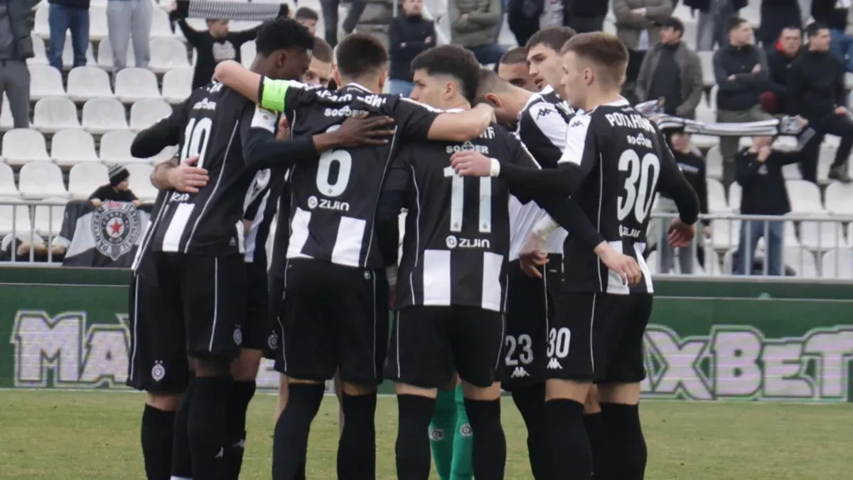 Omaž čuvenom finalu protiv Reala: Fudbaleri Partizana protiv OFK Beograda u posebnim majicama