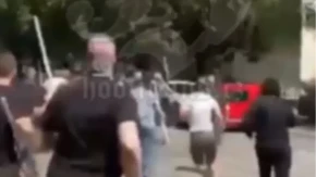 Tuča "delija" i "grobara"! Haos u Zemunu, huligani se naoružani motkama jurili po ulici (VIDEO)