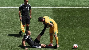 Neverovatna scena na Mundijalu: Sudija zbog grčeva pao na zemlju, pa dobio "čarobni napitak"