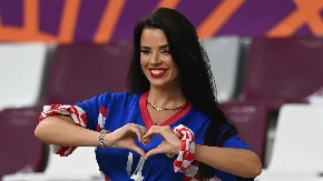 Gori Mundijal: Najpoznatija Hrvatica došla skoro gola na utakmicu "vatrenih" (FOTO)