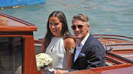 Ana Ivanović uslikana u bade mantilu kako uživa uz vino na terasi, evo ko joj pravi društvo