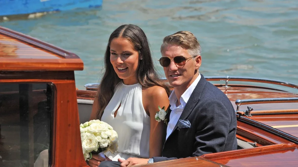 Ana Ivanović uslikana u bade mantilu kako uživa uz vino na terasi, evo ko joj pravi društvo