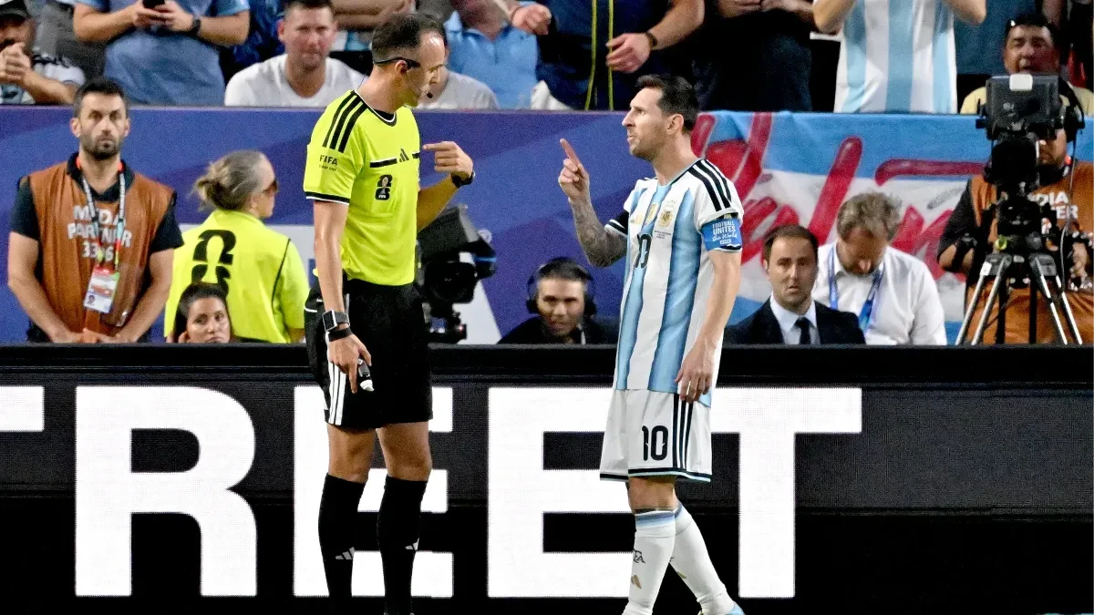 Englezi pobesneli: FIFA obradovala Mesija i dodelila mu "omiljenog" sudiju
