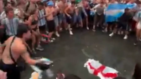 Argentinci pljuvali i gazili zastavu Engleske! Ružne i skandalozne scene posle polufinala Svetskog prvenstva (VIDEO)