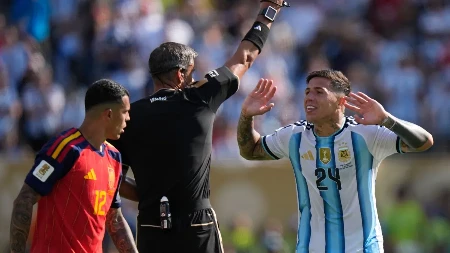 Kakva glupost Enca! Ovako je Argentina ostala sa igračem manje (VIDEO)