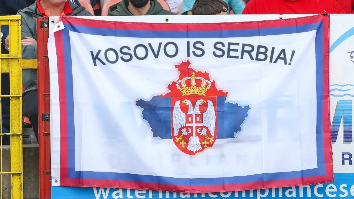 Potez vredan divljenja: Navijači Larna oduševili na meču sa Zvezdom, razvili zastavu "Kosovo je Srbija"